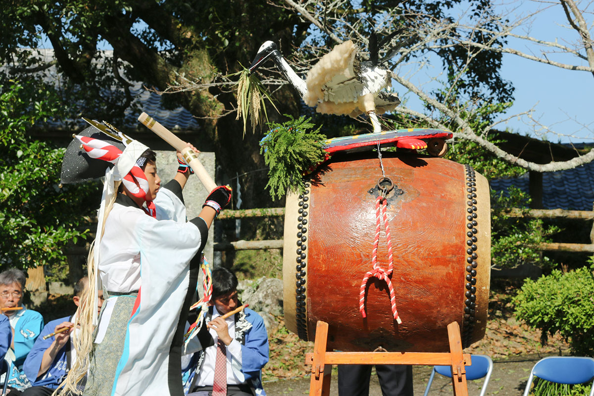 子どもたちが受け継ぐ太鼓の響き、北有馬・春日神社の浮立奉納